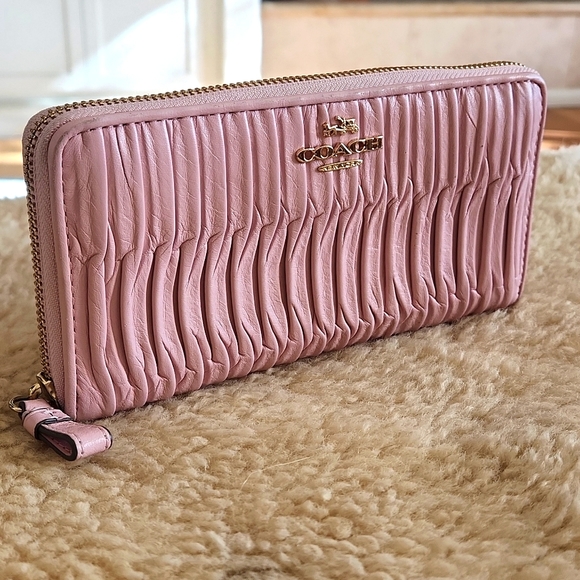 Gorgeous Coach Pale Pink Gathered Soft Leather Long Wallet 🩷 - Picture 16 of 16